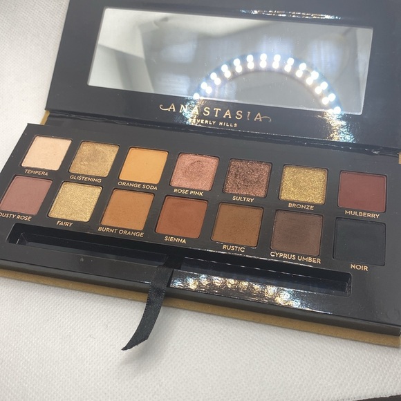Soft Glam Eyeshadow Palette - Picture 2 of 2